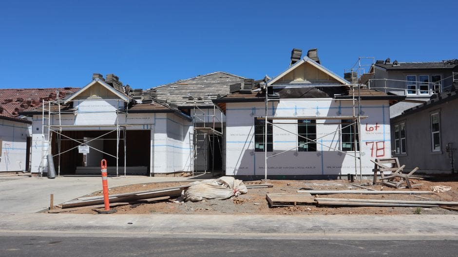 how to choose a roofer in Plano: Plano roofs are not all the same age