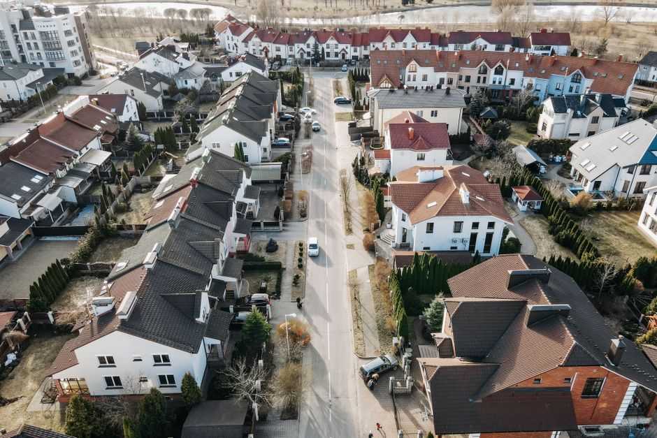 how to choose a roofing contractor: Start with whether they are actually local